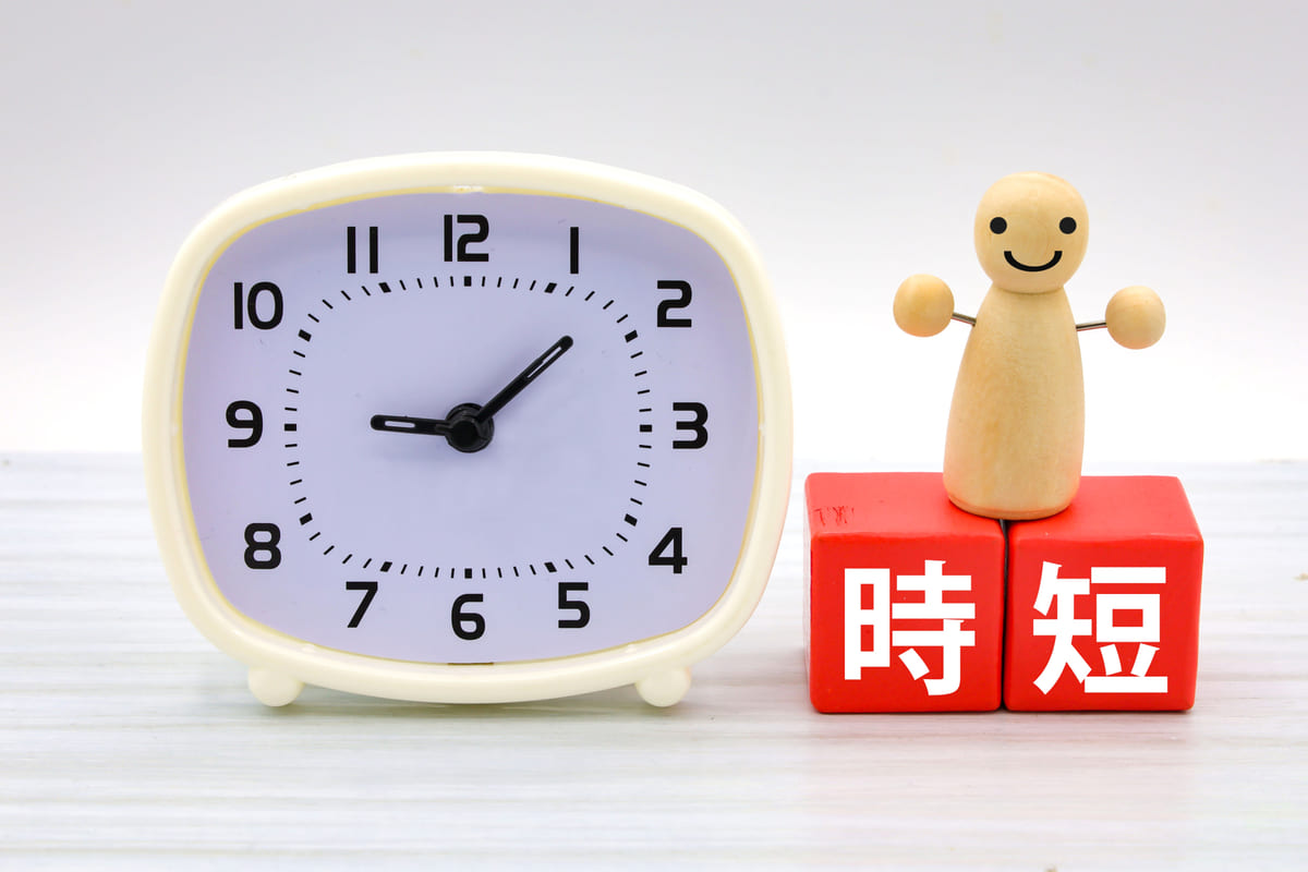 時短を象徴する時計と人形